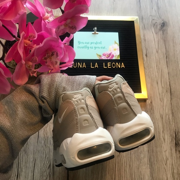 NWT 🔥 NIKE AIR MAX 95 MOON PARTICLE SNEAKER, sz 9 - Picture 8 of 8